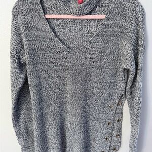 Guess Gray rounded V-Neck Sweater for Women collar around neck size Small